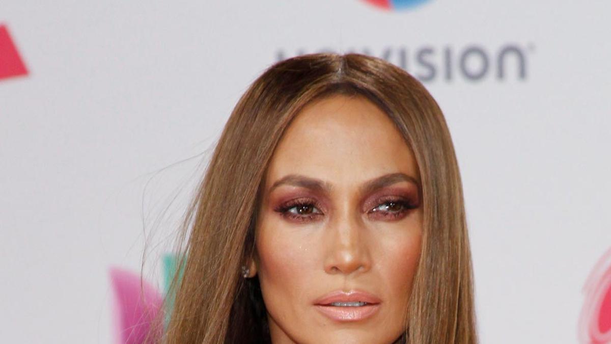 Jennifer Lopez apuesta por la sombra de ojos rosa