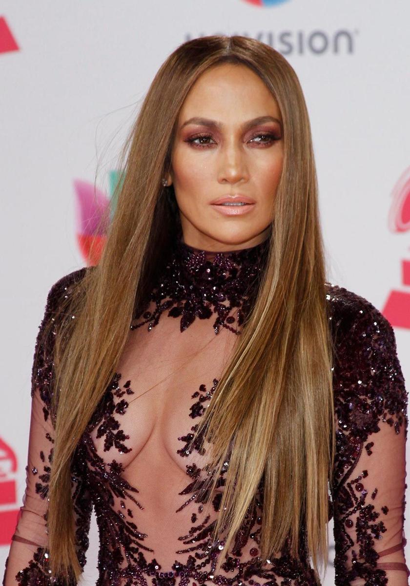 Jennifer Lopez apuesta por la sombra de ojos rosa