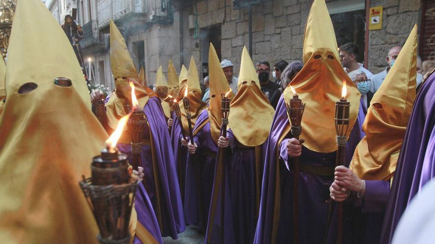 Una cofradía, en la procesión del Santo Entierro del pasado año en Ourense.