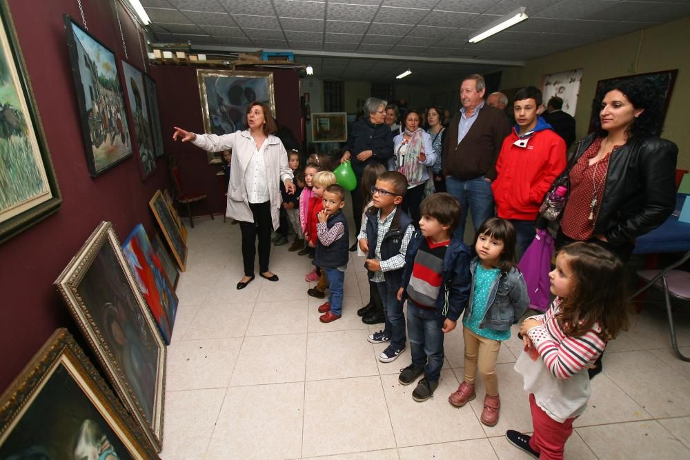 Pintar con los ojos cerrados descubre los colores