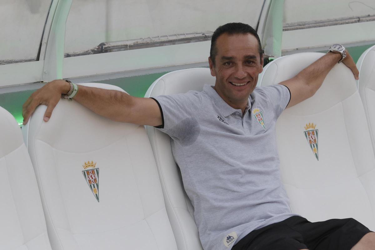 Oltra, en el banquillo de El Arcángel, al inicio de aquella temporada 2016-17 que sería la última suya en el Córdoba CF.