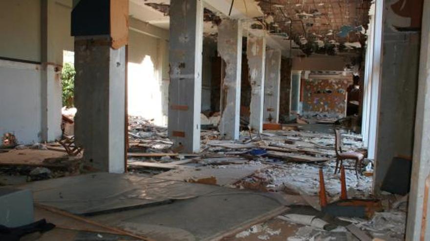 Una de las dependencias del hotel Lido totalmente arrasada.