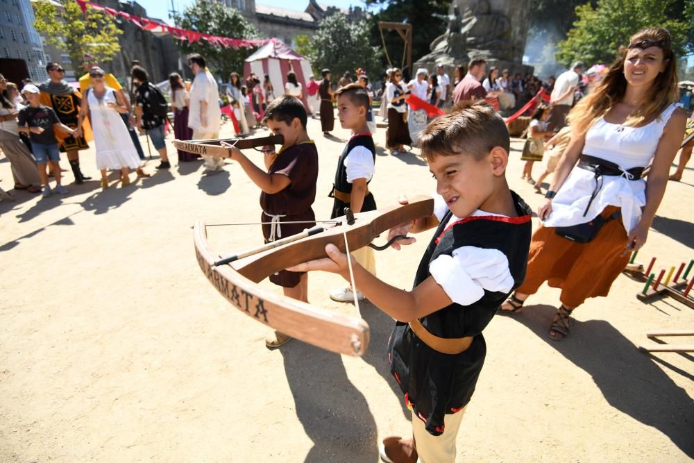 Miles de asistentes consolidan la Feira Franca como una de las fiestas históricas más destacadas de Galicia