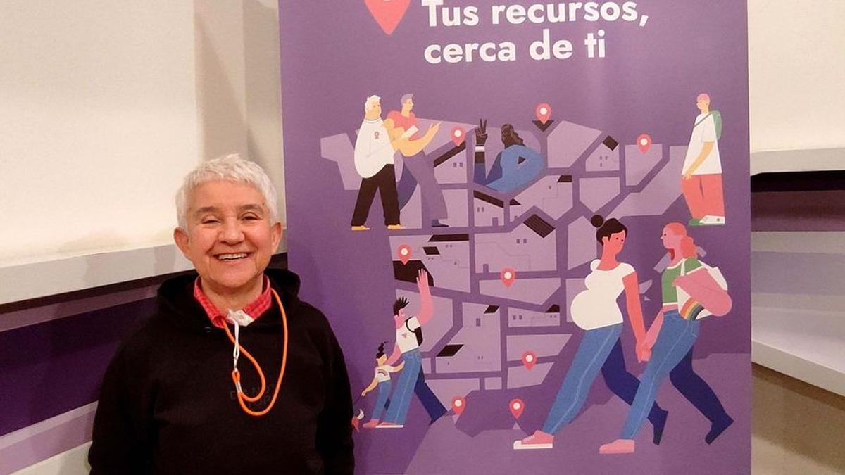 Boti García Rodrigo, directora general de Diversidad Sexual y Derechos LGTBi, delante del cartel que anuncia el mapa de recursos.