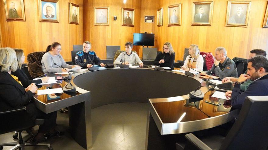 La reunión de la Mesa Local tuvo lugar en el salón de plenos del consistorio lalinense.