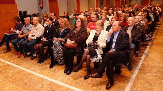 Público que asistiu onte a mesa redonda no Auditorio do Areal. // J. Lores