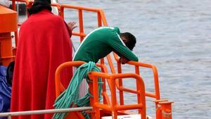Imagen de archivo del Salvamento Marítimo Salvamar Macondo tras rescatar a un grupo de migrantes en Gran Canaria.