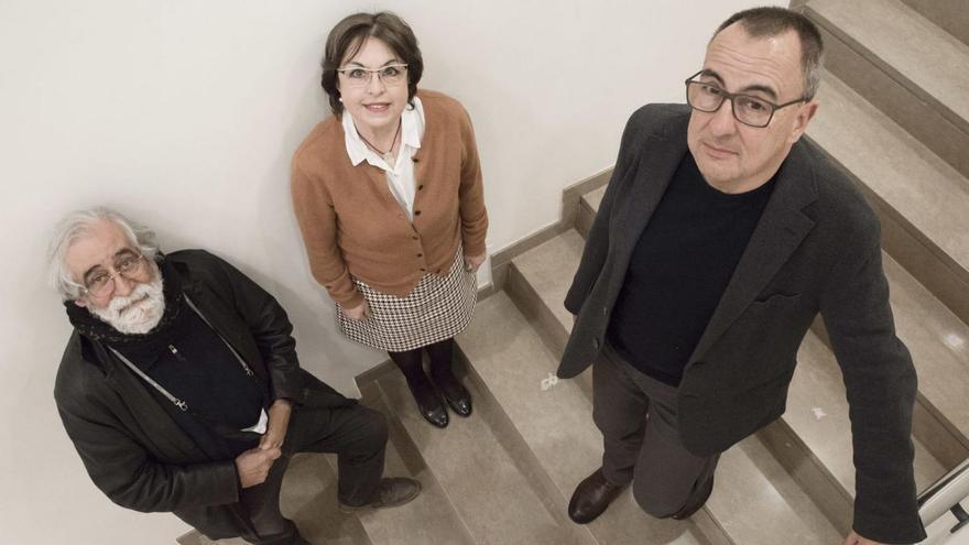 Vicenç Villatoro, Maria Lluïsa Amorós i Rafael Vallbona, a les escales del Casino | OSCAR BAYONA