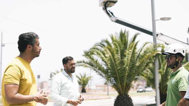 El alcalde, Luis Yeray Gutiérrez, comprueba las mejoras en la iluminación.