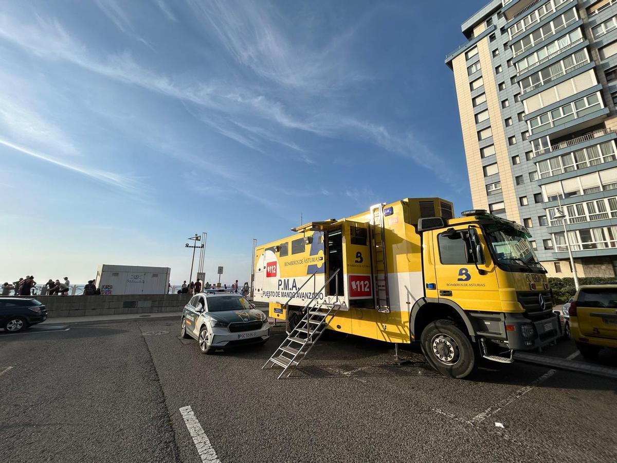 EN IMÁGENES: Labores de búsqueda por tierra, mar y aire de Iyán García, avilesino de 19 años desaparecido tras ser arrastrado por la corriente en Salinas.