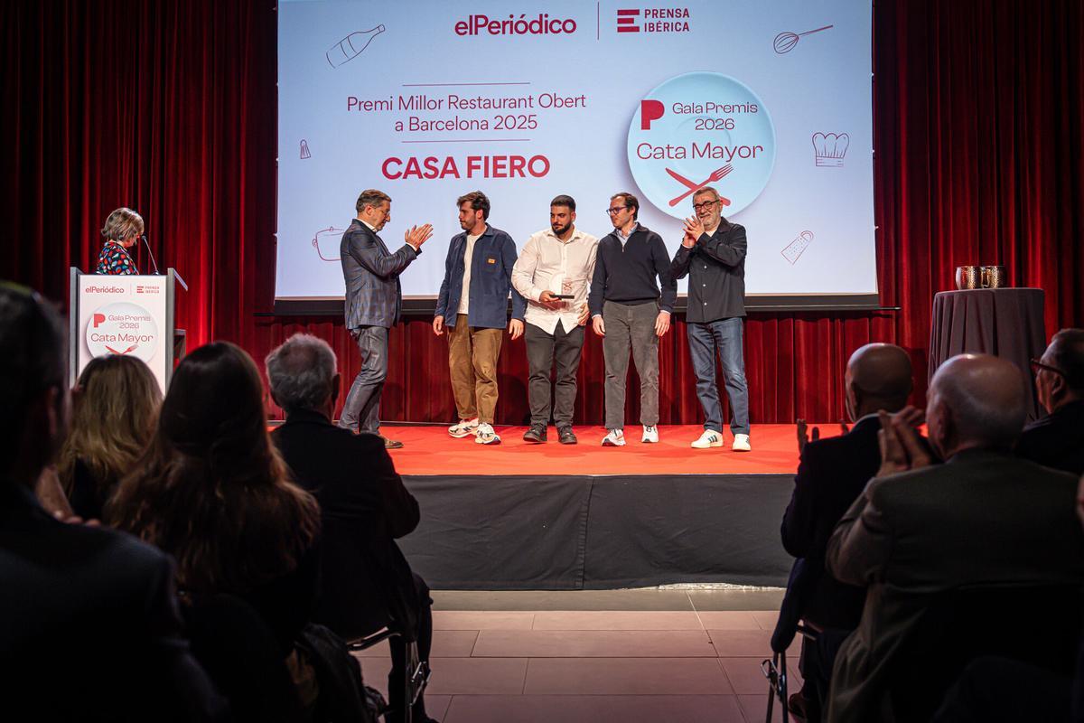 Barcelona 05/03/2026 Cata Mayor. Premiados en la Gala de Premis 2026 Cata Mayor. Premio al mejor restaurante abierto en Barcelona 2025, PERSONAS: Joan Roca, Víctor Ródenas, Xavier Morgas i Germán Caballero de Casa Fiero junto a Pau Arenós. AUTOR: MANU MITRU