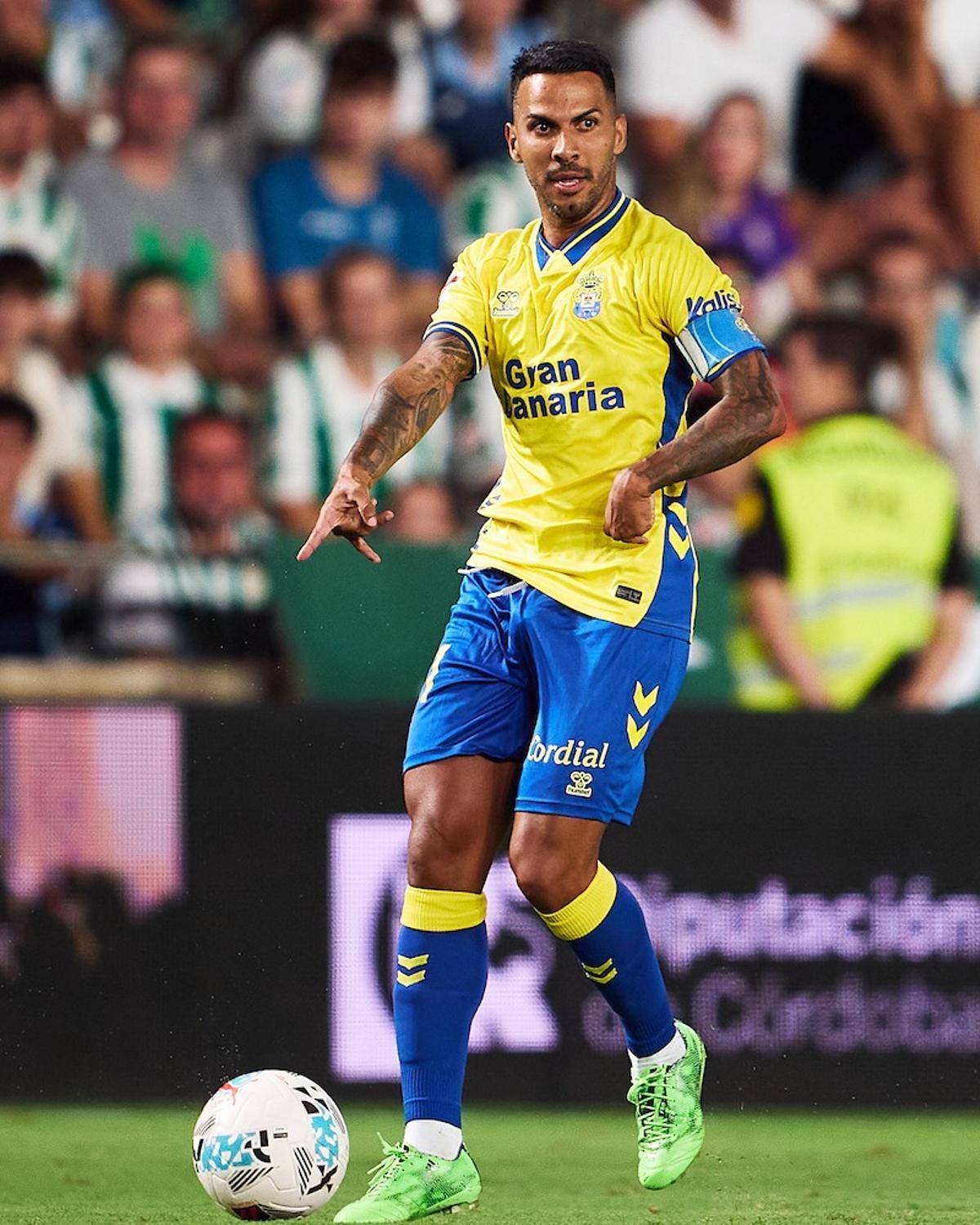 Jonathan Viera controla el balón, en la pasada segunda jornada, ante el Córdoba en el Nuevo Arcángel.