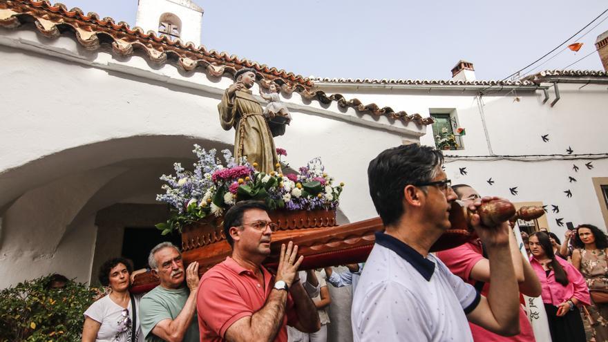 San Antonio estrena nuevas andas para su procesión de mañana en Cáceres