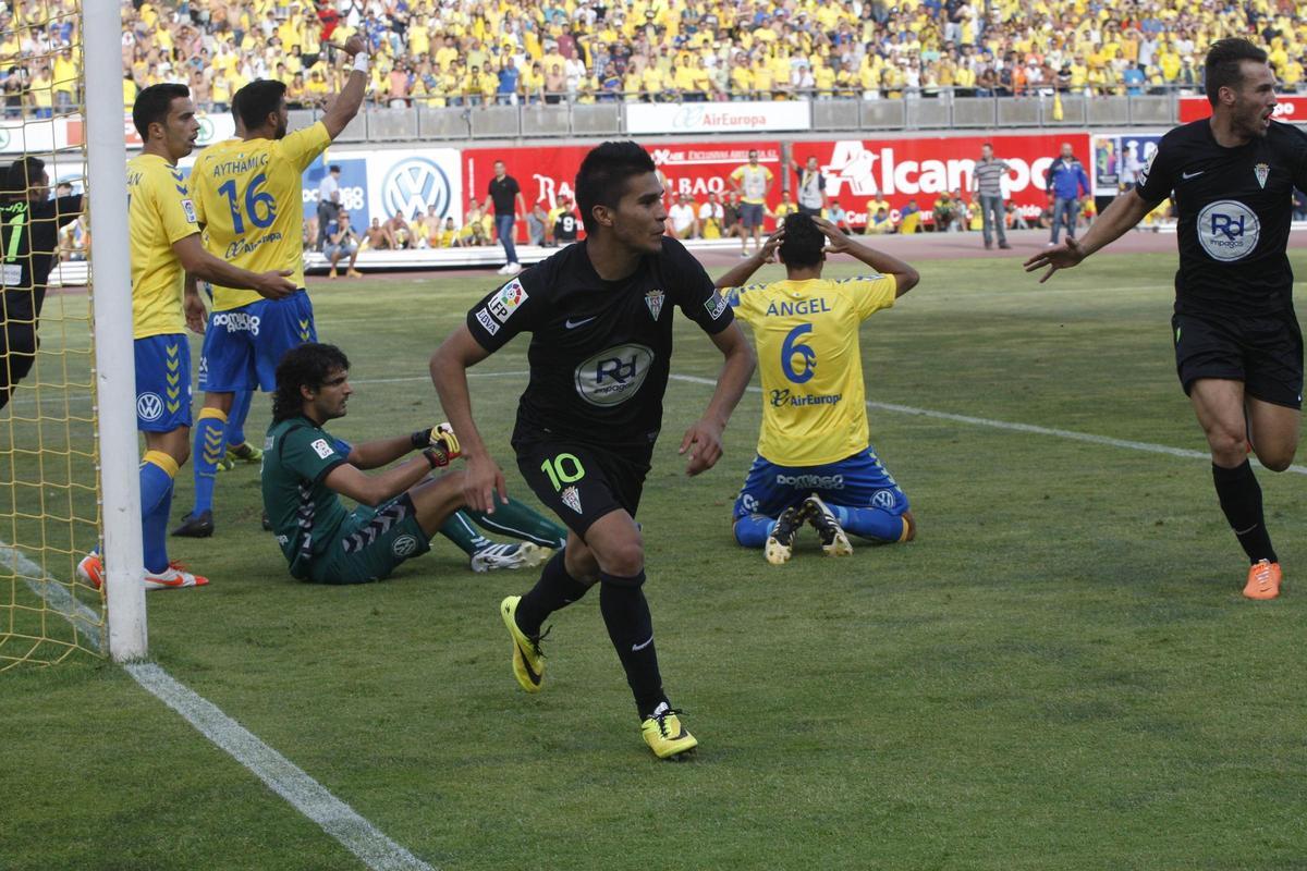 Xisco corre con Uli Dávila tras anotar el mexicano el gol que enviaba al Córdoba CF a Primera División.