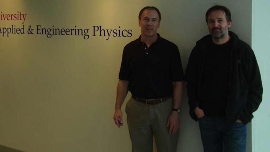 Frank Wise y Claudio Cerdeiriña, en el departamento de Ingeniería Física de Cornell.  // FdV