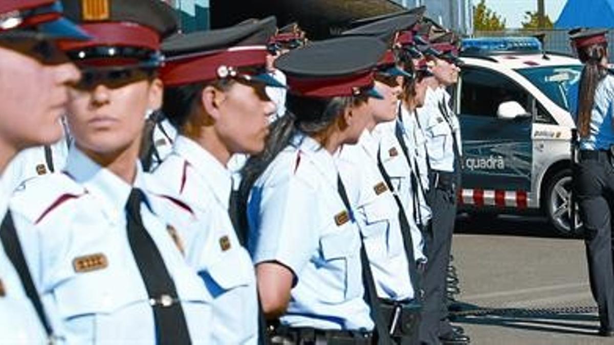 Presentación de un contingente de mossos en Barcelona, en junio.