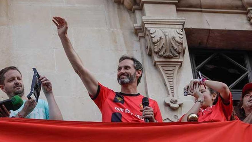 Vicente Moreno saluda desde el balcÃ³n del ayuntamiento.