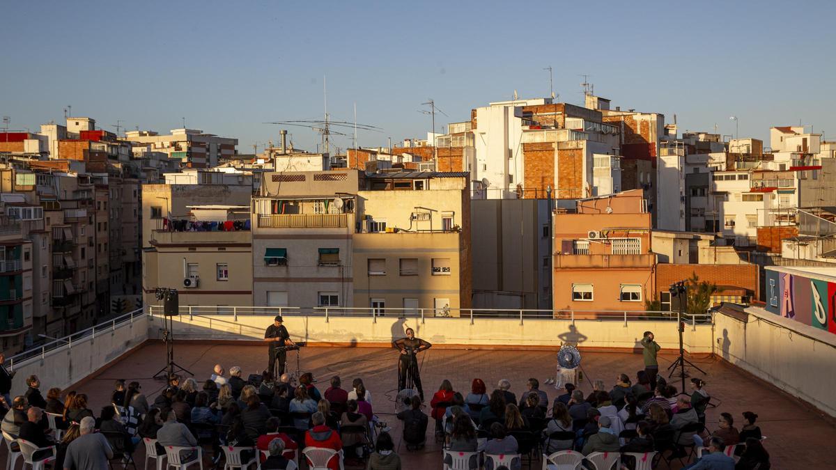 'Performance' de la artista Mare en Terrats en Cultura.