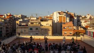 Performance de la artista Mare en Terrats en Cultura.