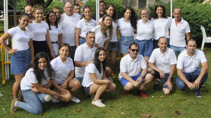 Equipo de voluntarios que forman Sofinavia, durante la entrega del bollo en el día del socio.