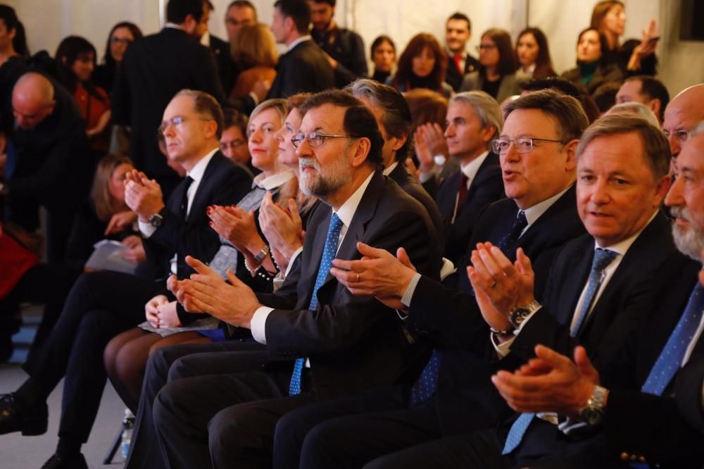 Mariano Rajoy y Ximo Puig, entre otras autoridades, tras la llegada del viaje inaugural del nuevo AVE Madrid-Castelló.