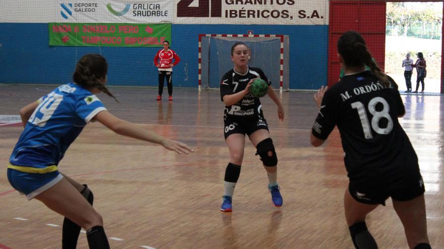 Lucía Álvarez se dispone a pasar el balón a Marta Ordóñez en el partido de Liga contra el Carballal.