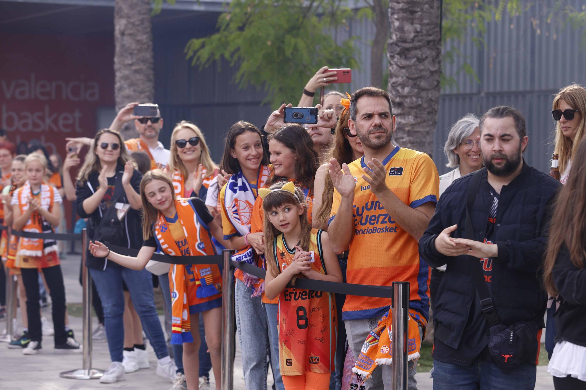 Así fue el recibimiento de los aficionados de Valencia Basket  antes de enfrentarse al  Perfumerías