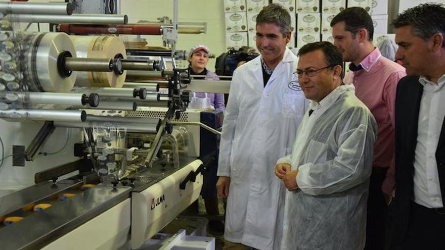 Heredia (PSOE) ha visitado hoy las instalaciones de Tortas Carmen Lupiáñez.