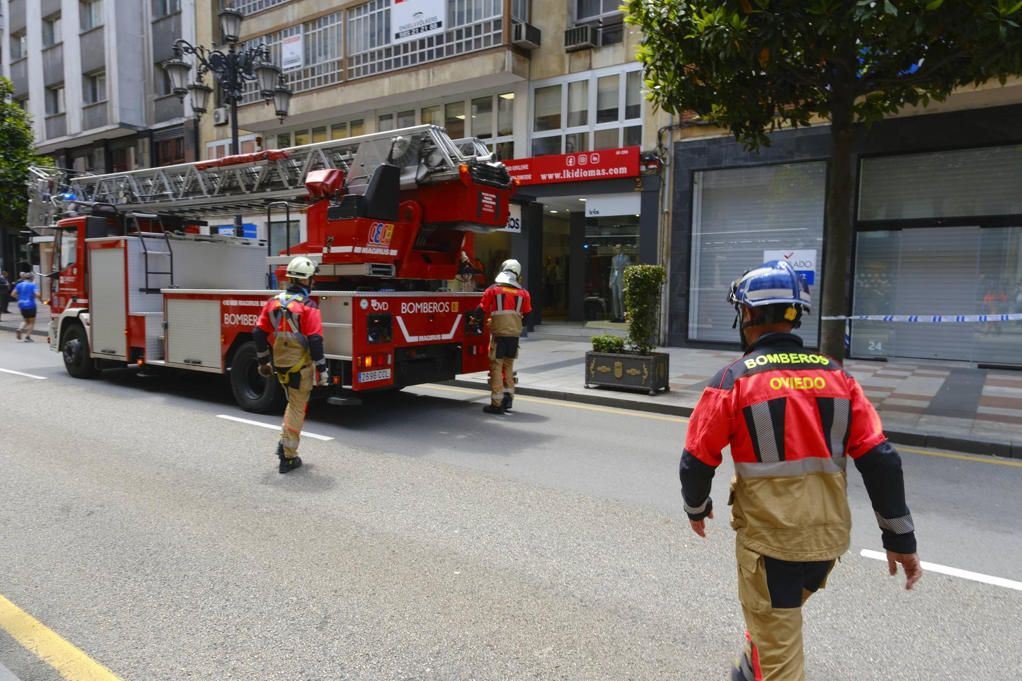 Alarme en la calle Uría de Oviedo por la caída de cascotes en plena vía pública