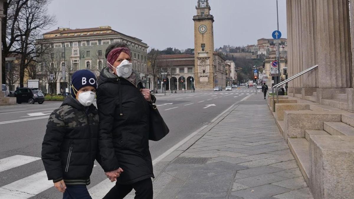 Una mujer y un niño pasean por Bérgamo.