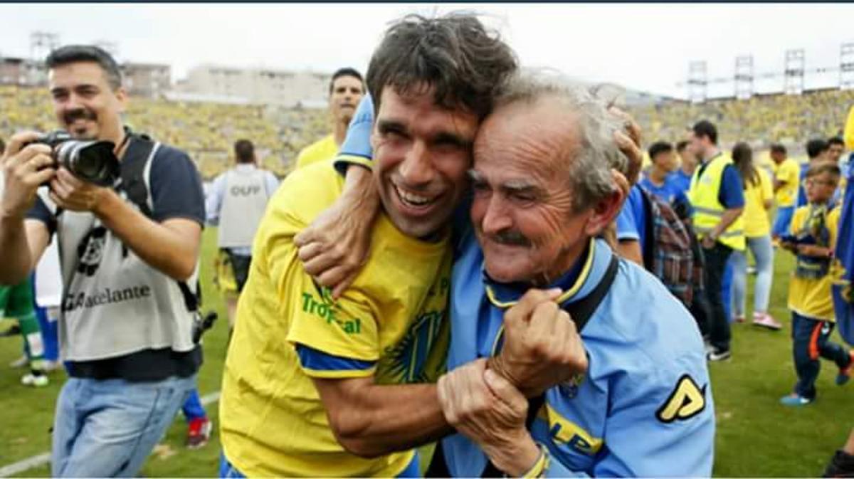 Tino el Escachao abraza a Valerón, el 21 de junio de 2015, con la conquista del ascenso.