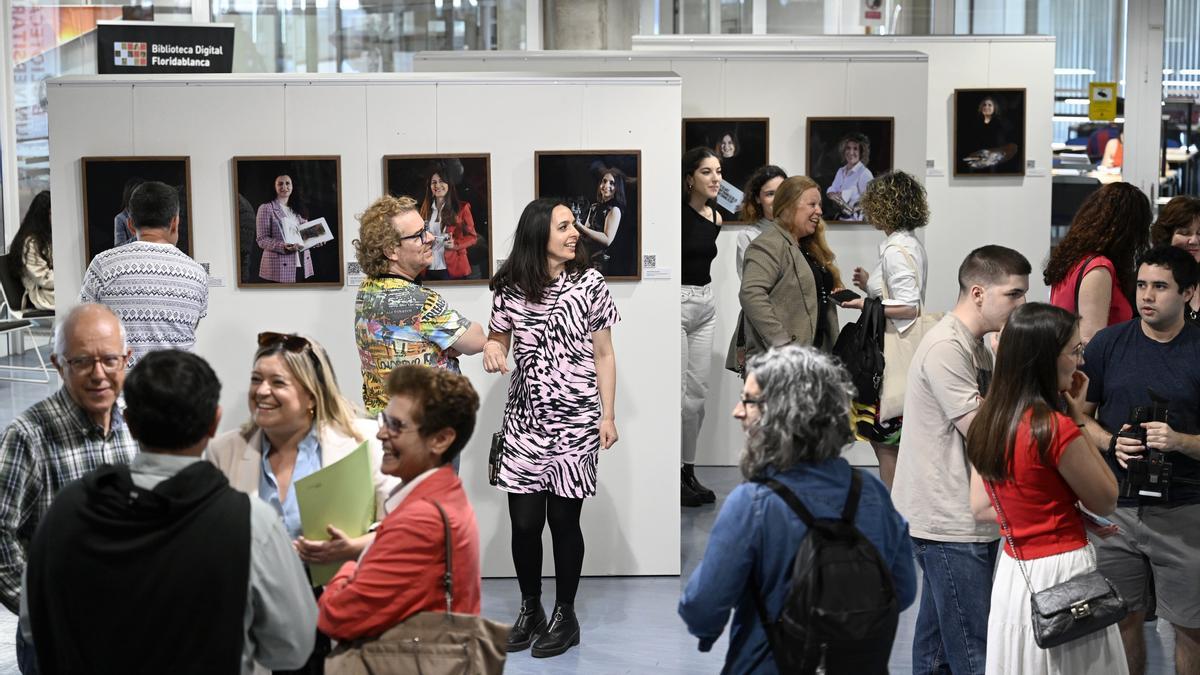 Congreación de personas en la exposición Retrato en femenino en la Biblioteca General de la Universidad de Murcia