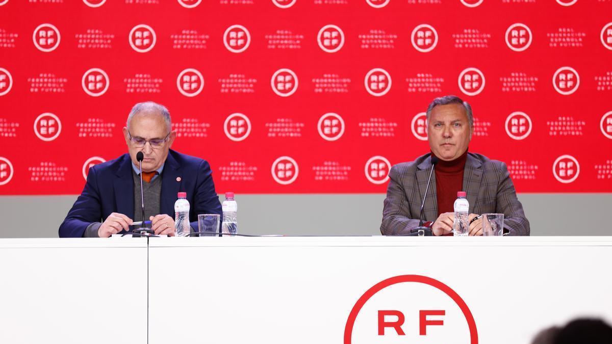 Andreu Camps (izquierda) y Luis Medina Cantalejo (derecha) comparecen ante los medios de comunicación tras el escándalo por el 'Caso Negreira'