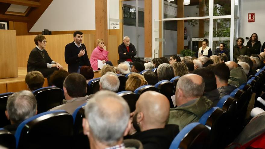 Gonzalo Louzao, en el salón de plenos ante los representantes de las asociaciones rurales.