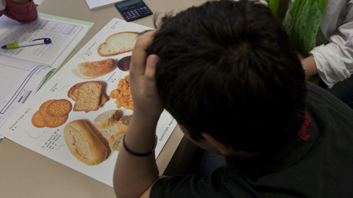 Un niño visita la consulta de una nutricionista.