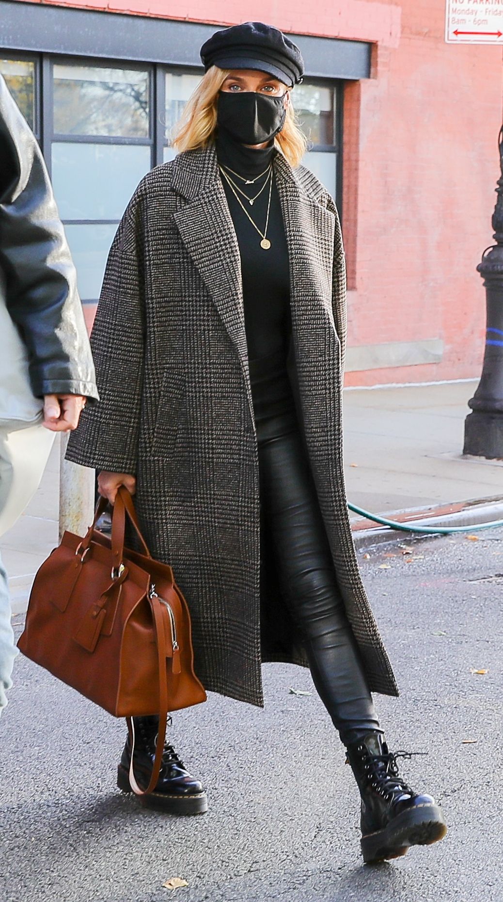 Diane Kruger con abrigo de oversize, pantalones de cuero y botas con cordones