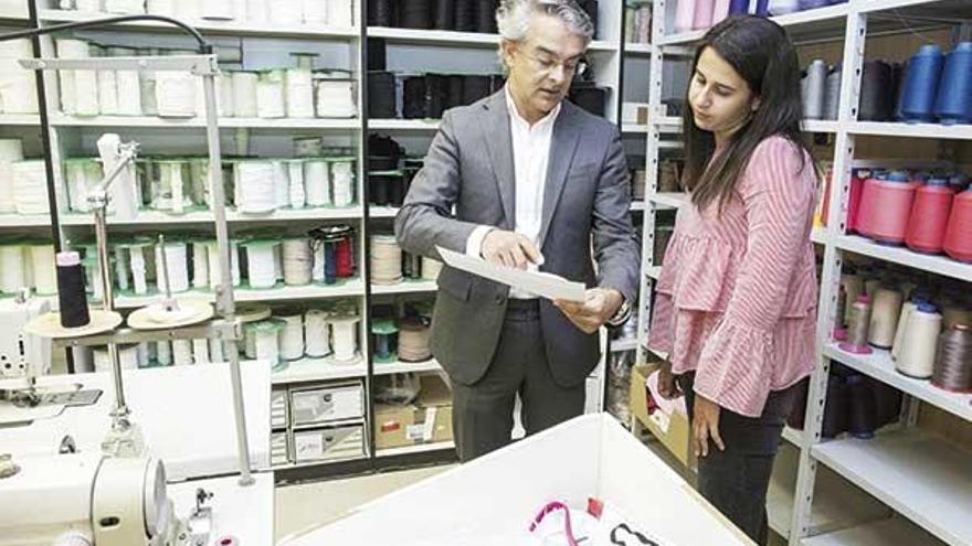 Rafael Pérez y Covadonga Carballido, durante la visita a las instalaciones de Selmark en Valadares. // Cristina Graña