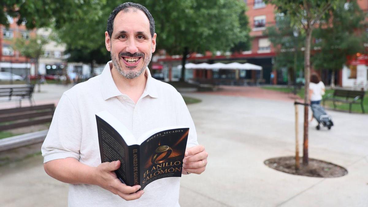 Miguel Secades junto a su novela.