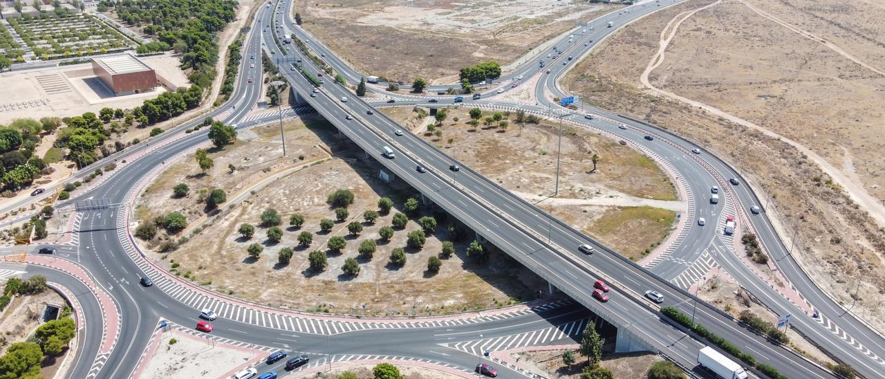 Vista aérea de la rotonda de acceso a Alicante desde la Universidad, punto de mayor siniestralidad de toda la provincia.