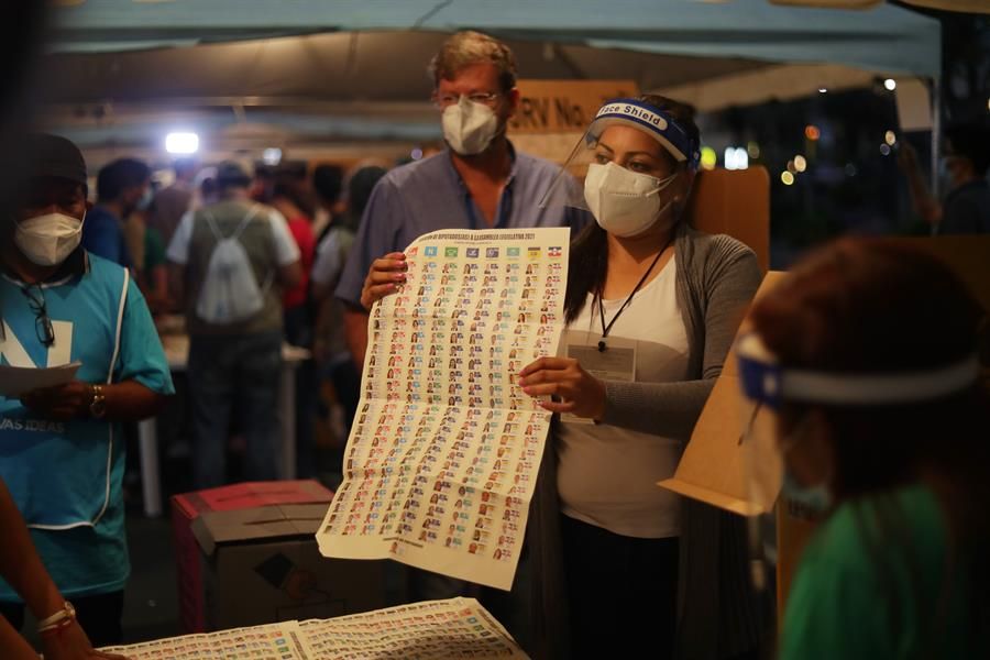 Un momento del escrutinio electoral tras los comicios en El Salvador.