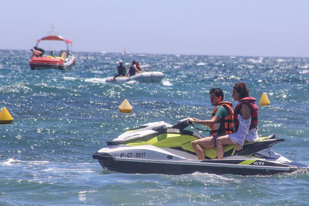 Las 22 empresas homologadas en actividades náuticas y deportivas en Torrevieja mostraron su potencial en la playa de Los Locos