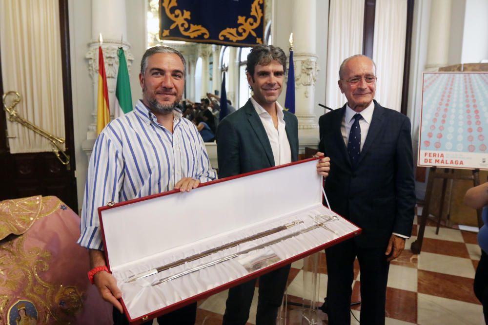 El diestro de Galapagar vio reconocida su faena del 23 de agosto de hace dos años en la feria taurina de La Malagueta en un acto en el Ayuntamiento de Málaga