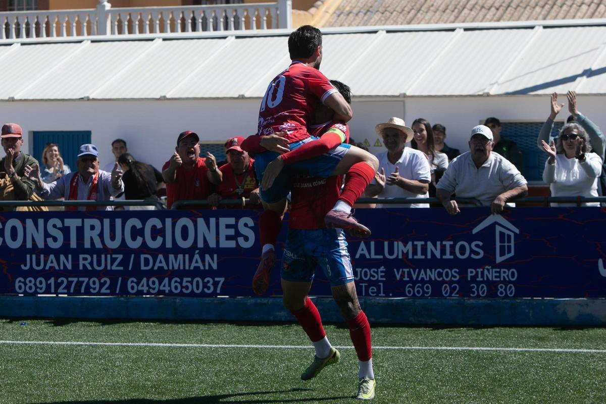 Omar Perdomo celebra su gol desde el centro del campo
