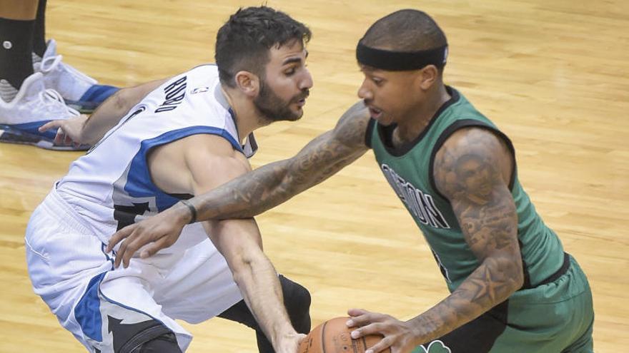 Ricky Rubio (i) bloquea a Isaiah Thomas (d)