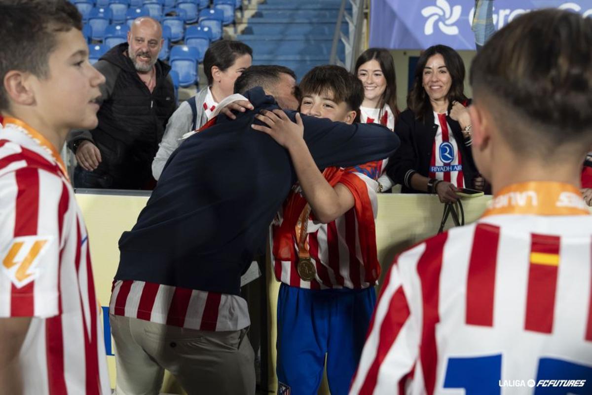 David Villa se funde en un abrazo con su hijo Luca.