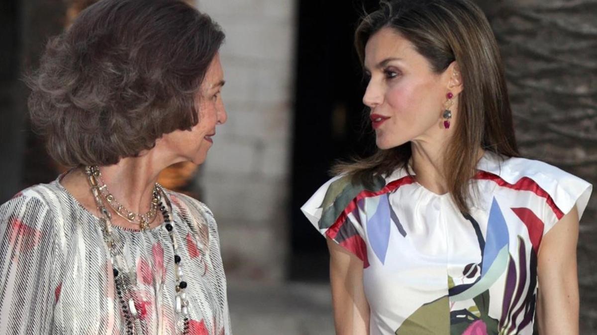 Letizia y Sofía, durante la recepción en la Almudaina