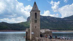 Turistas se acercan a ver la iglesia del pantano de Sau