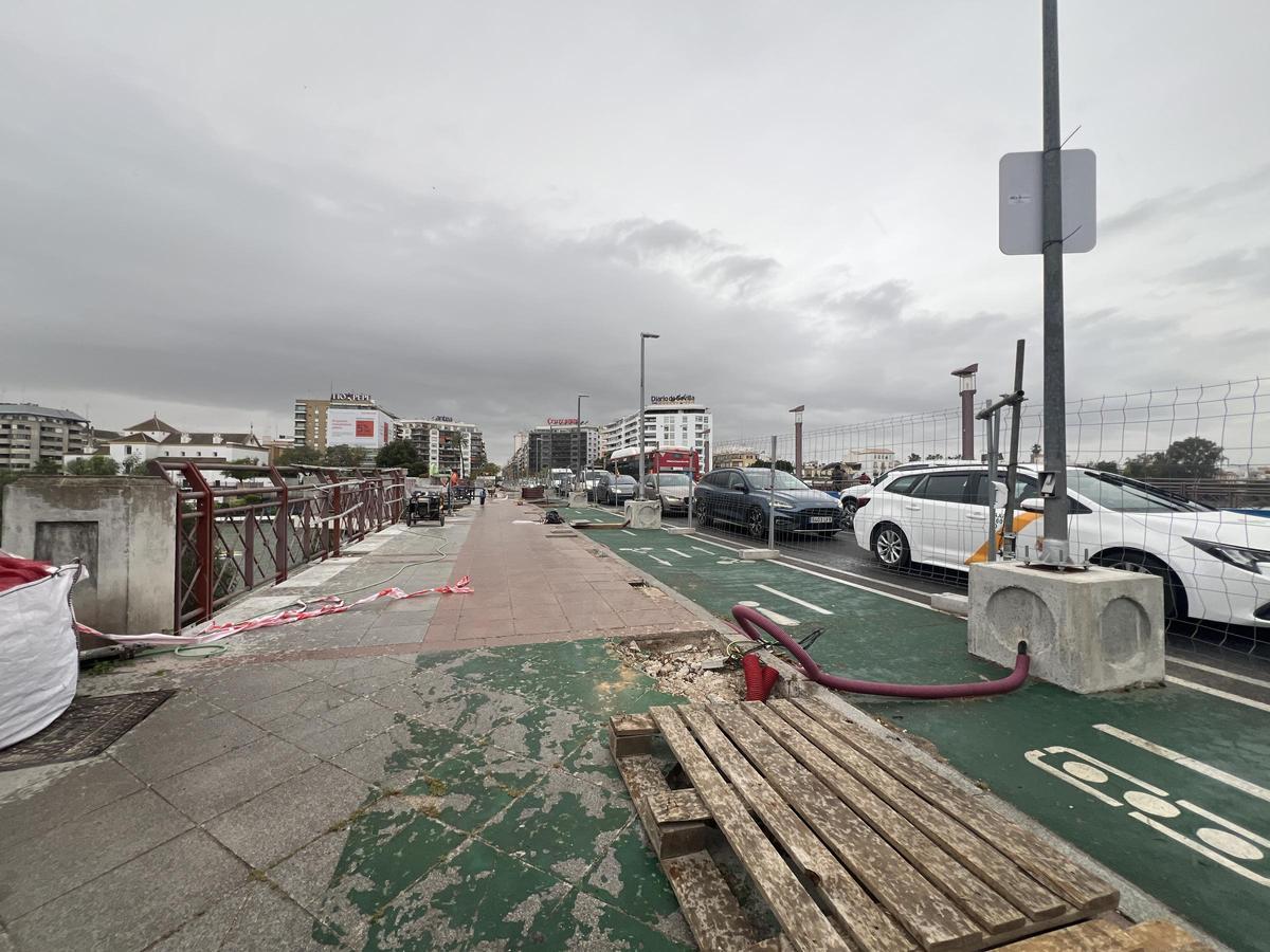 Obras de instalación de toldos en el Puente de San Telmo