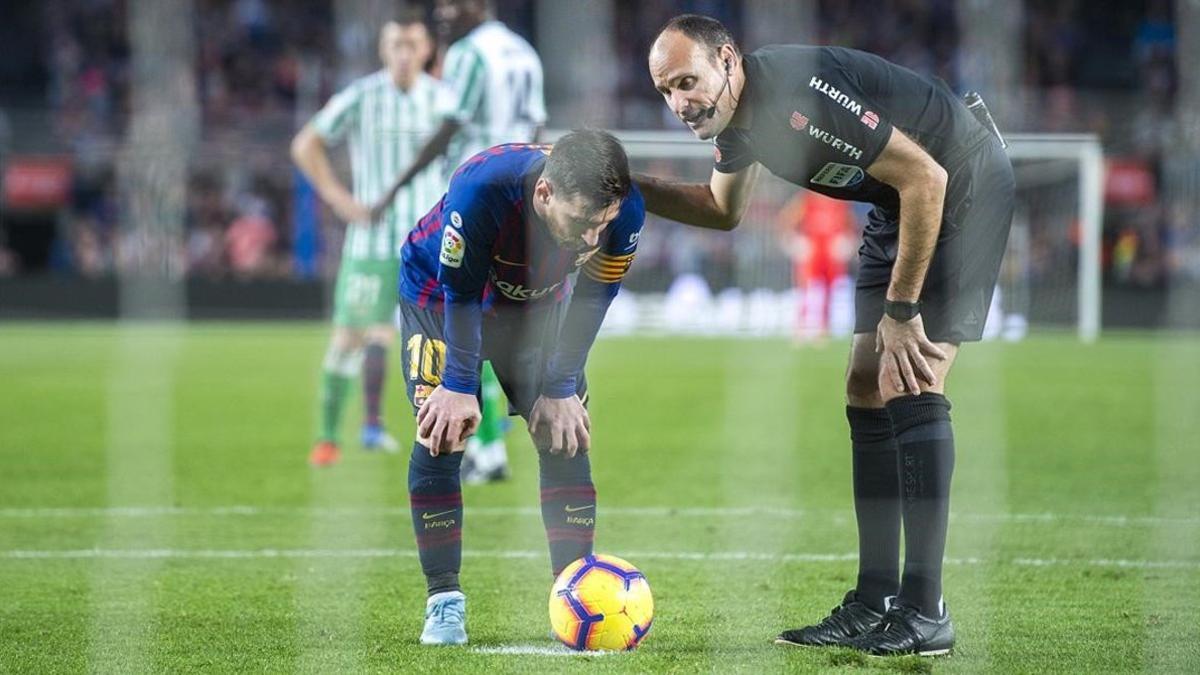 Mateu Lahoz parece dar indicaciones a Leo Messi antes del lanzamiento del penalti en el Barça-Betis.