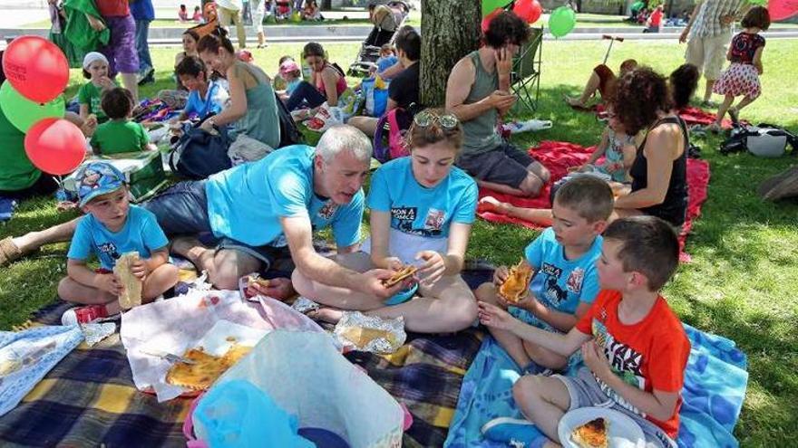 Decenas de familias participaron en la comida-protesta convocada por Foanpas.